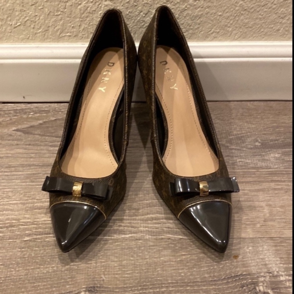 EUC DKNY Pointed Toe With Logo Heels, Size 8 / 38.5 Euro Brown with bow - Picture 4 of 14